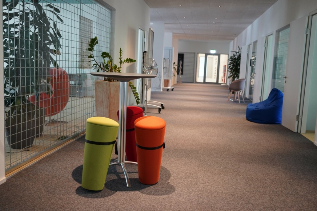 Neue Sitzmöglichkeiten nach dem Umbau des HQ von Alphagate.