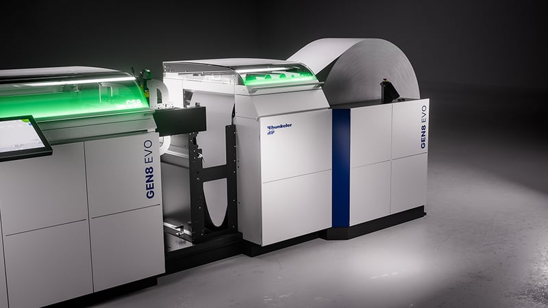 Detailansicht des Hunkeler GEN8 EVO Moduls mit grüner LED-Beleuchtung, das Papierrollen verarbeitet und digital gesteuert wird.