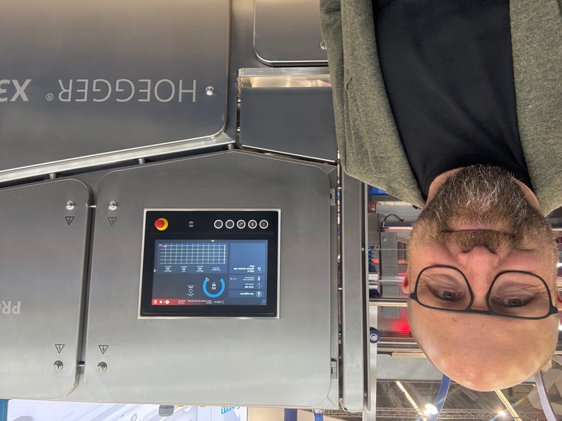 Unser COO Johan Spets vor der HOEGGER X3-Maschine auf der IFFA 2025 – moderne Technik zur Fleischverarbeitung mit digitalem Bedienpanel.