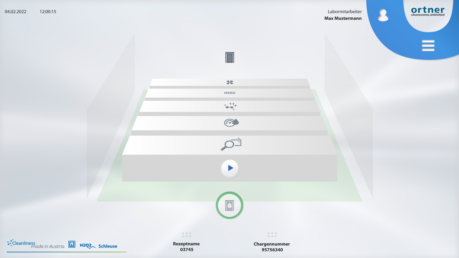 Benutzeroberfläche eines Reinraum-Steuerungssystems mit schrittweisem Prozessablauf und Symbolen für H₂O₂ und andere Parameter. Helles, reduziertes UI-Design mit klarer 3D-Raumdarstellung.